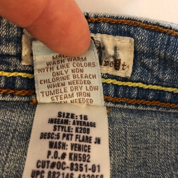 Women’s SO “Wear it declare it” Jeans SZ 15 Inseam 32” Flare Bottom Waist 31/33 - Picture 10 of 12